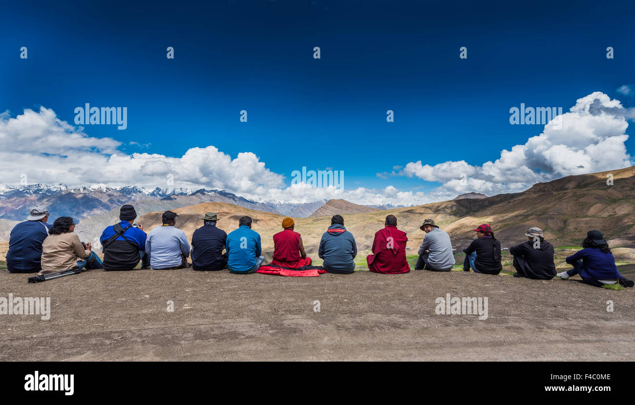 Les photographes sont assis et profiter de voir dans le Spiti valley Banque D'Images