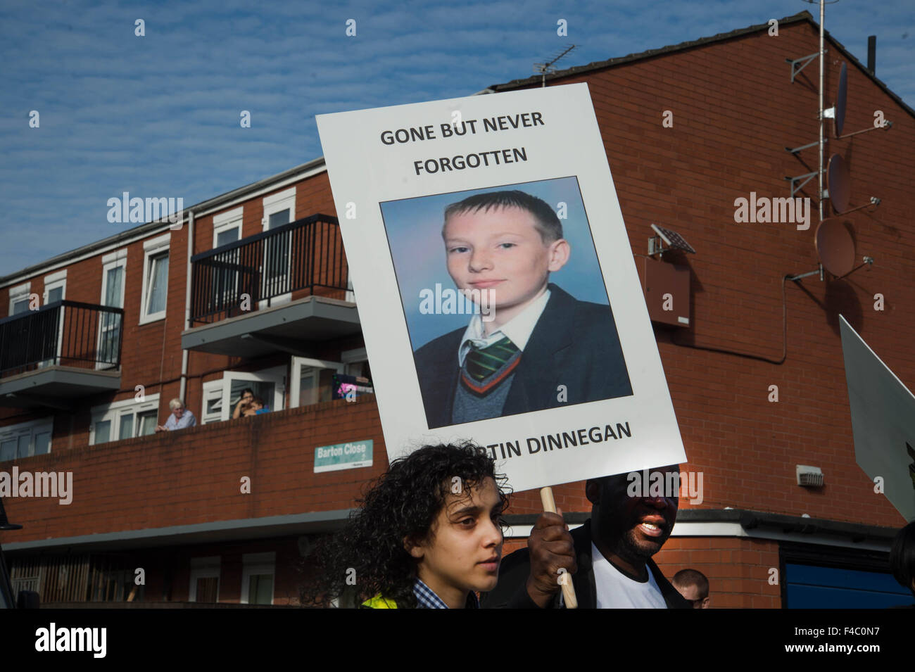 Une jeune personne est porteuse d'une photo d'un Martin Dinnegan un écolier de 14 ans poignardé à mort à Holloway en 2007 Banque D'Images