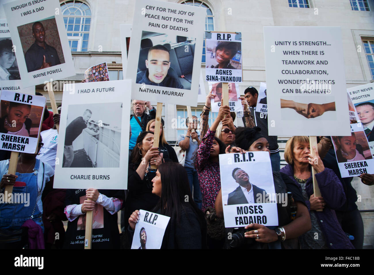 'Toutes les vies" Mars pour protester contre la violence des armes à feu et des couteaux.proches des personnes tuées se rassemblent sur les marches de l'Hôtel de Ville Banque D'Images