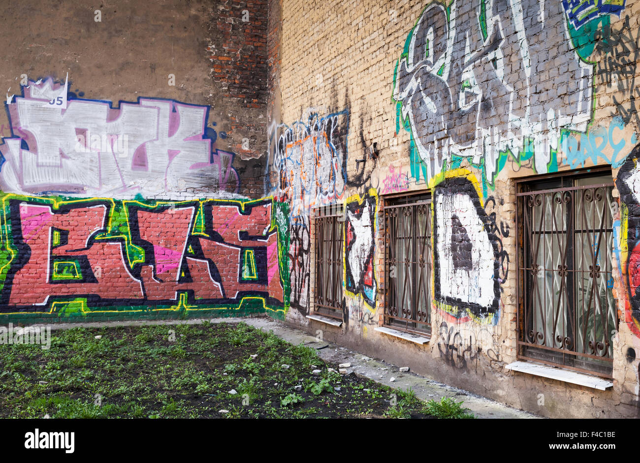 Saint-pétersbourg, Russie - 6 mai 2015 : l'art de la rue, angle de murs urbains avec des graffitis colorés texte. L'île Vassilievski, le Centr Banque D'Images