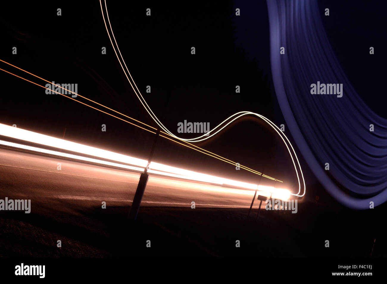 Tracer des voitures dans le trafic de nuit Banque D'Images