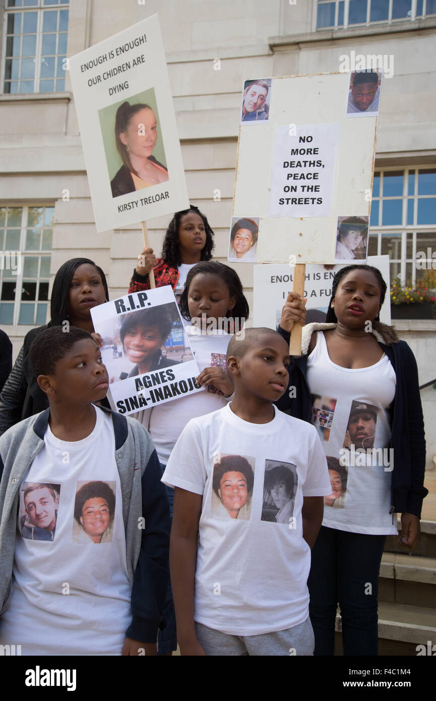 'Toutes les vies" Mars à Hackney pour protester contre la violence des armes à feu et des couteaux .t shirts avec des photos de victimes et des pancartes Banque D'Images