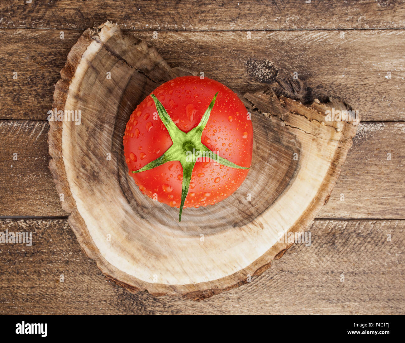 Tomate sur fond de bois Banque D'Images