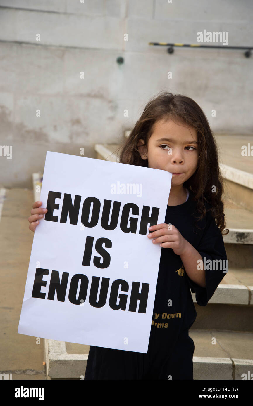 Une jeune famille de Moïse Fadairo avec une affiche disant 'ça suffit'. Moïse a été abattu à Hackney en septembre 2015 Banque D'Images