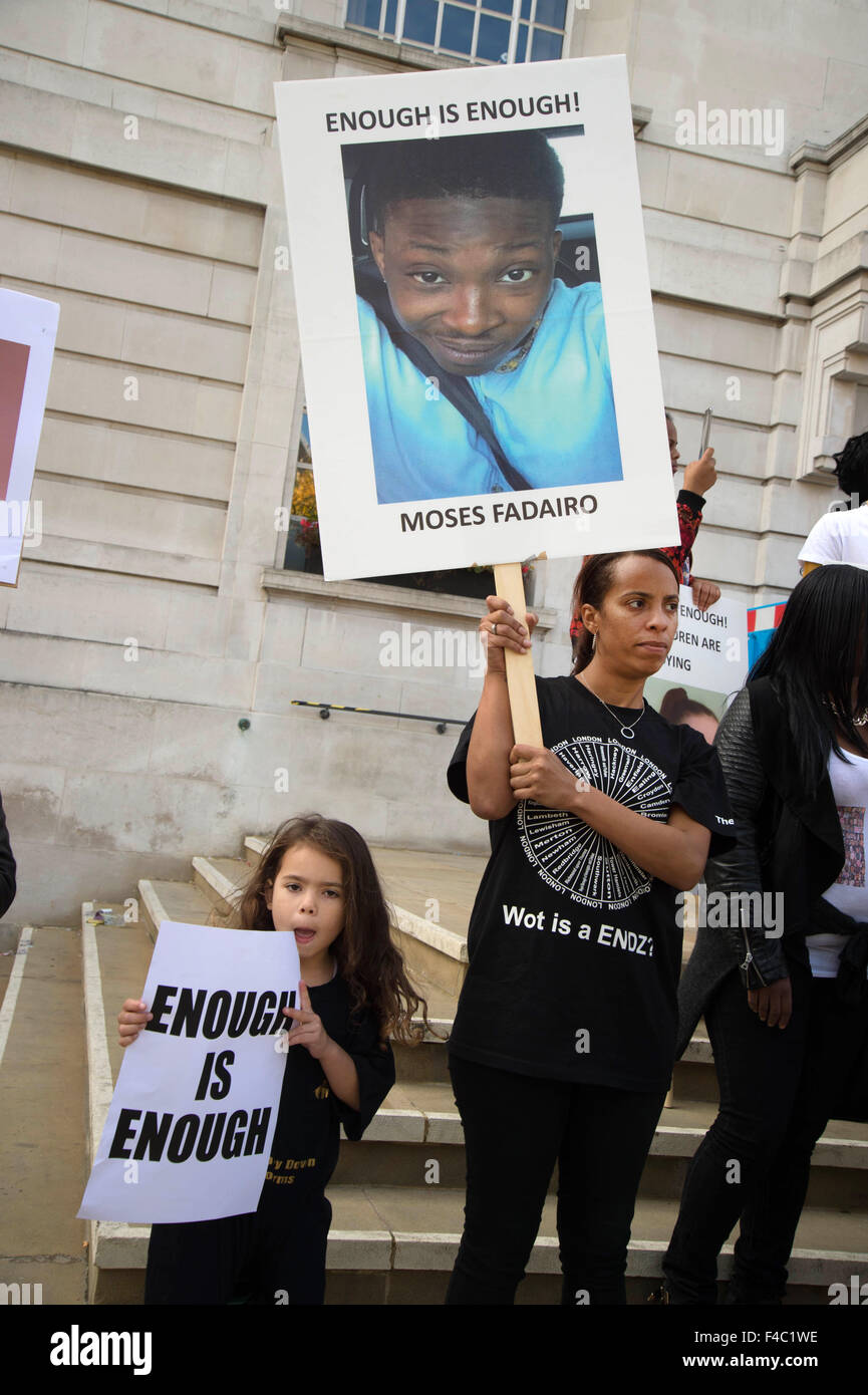 Les parents de Moïse Fadairo avec une affiche disant 'ça suffit'. Banque D'Images