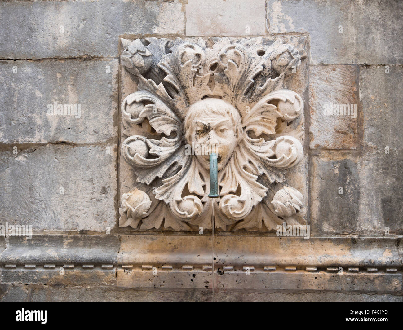 Détail de sculptures sur pierre sur la grande fontaine d'Onofrio sur le Stradun ou Placa rue de la vieille ville de Dubrovnik, Croatie Banque D'Images