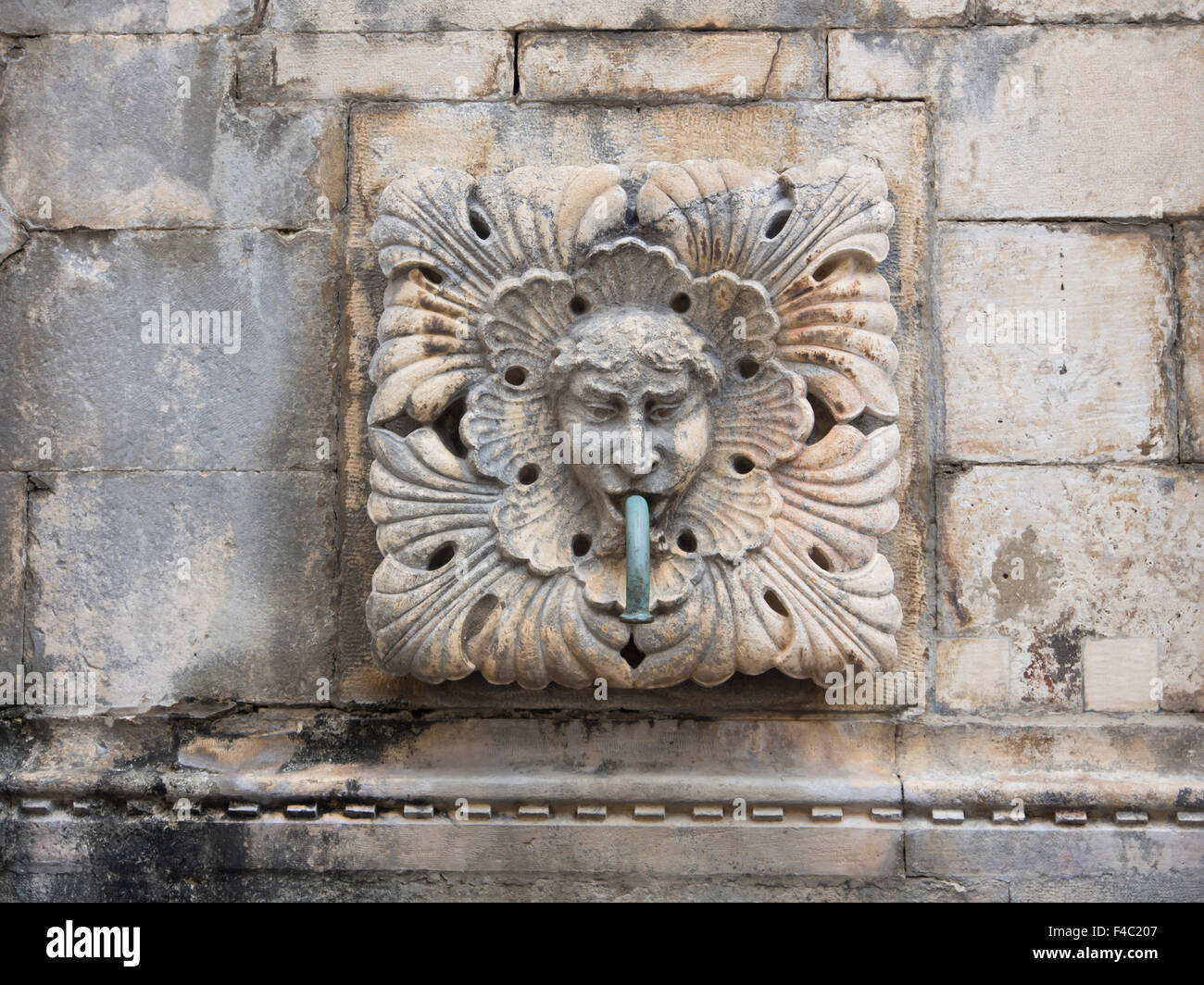Détail de sculptures sur pierre sur la grande fontaine d'Onofrio sur le Stradun ou Placa rue de la vieille ville de Dubrovnik, Croatie Banque D'Images