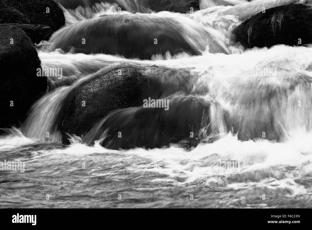 L'eau entre les rochers en noir et blanc Banque D'Images