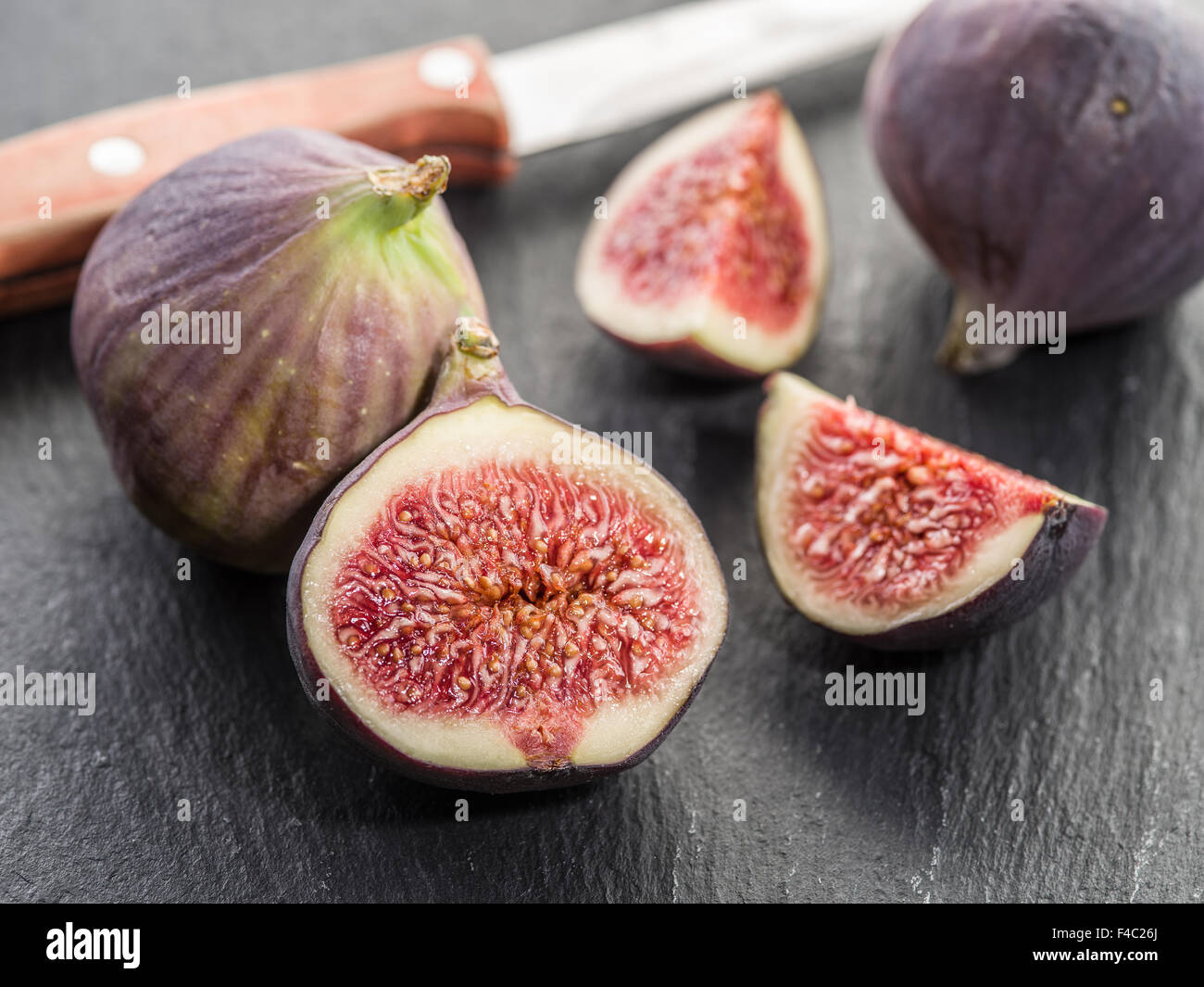 Fruits mûrs fig sur la planche à découper en graphite. Banque D'Images