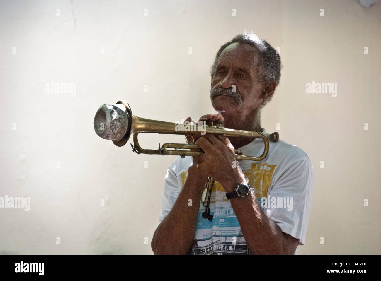 Un vieil homme joue la trompette avec sourdine dans la Casa de Musica, Tinidad, Cuba. Banque D'Images