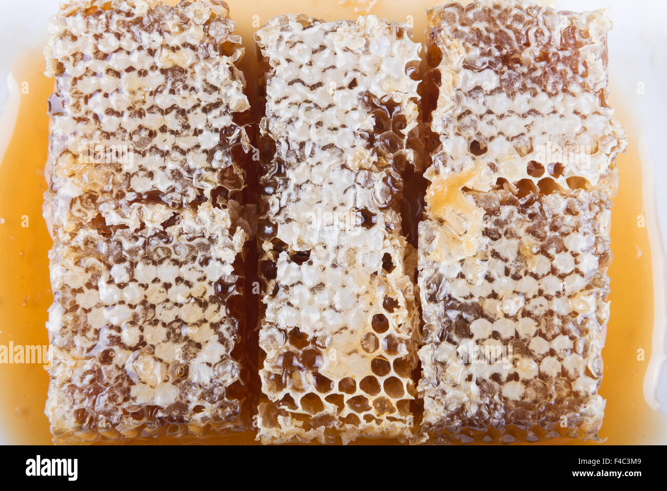 De miel avec du miel sur fond blanc Banque D'Images