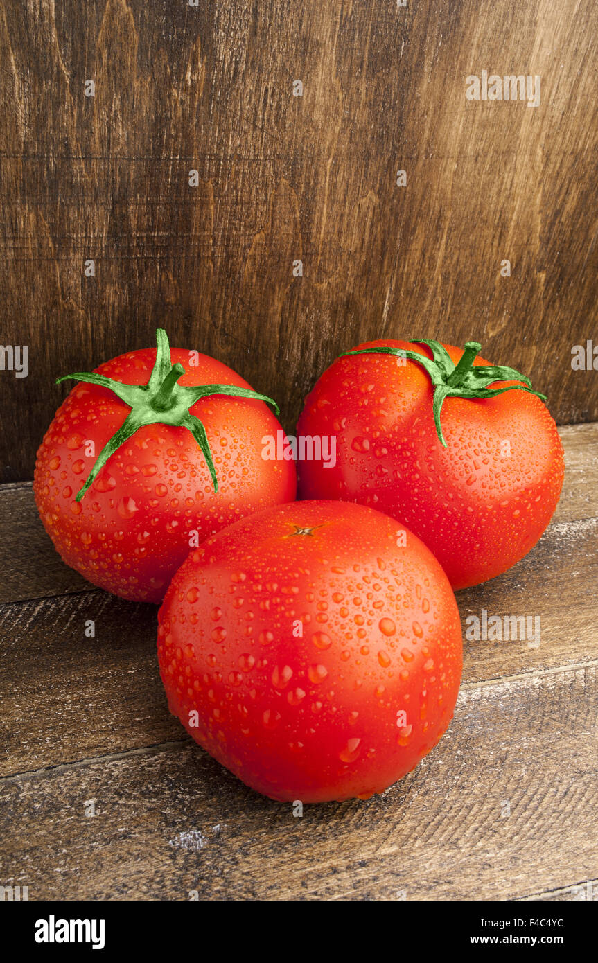 Les tomates sur fond de bois Banque D'Images
