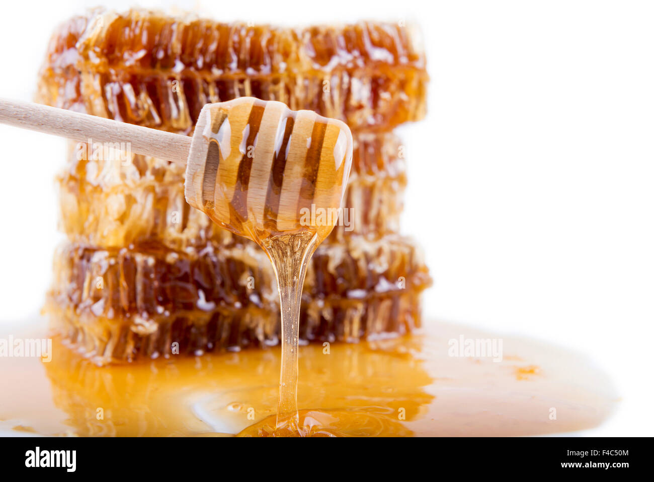 Avec du miel d'abeilles et de miel stick sur fond blanc Banque D'Images