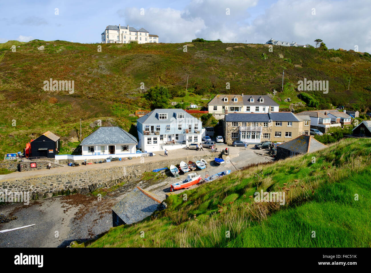 Village de pêcheurs de Mullion Cove, péninsule de Lizard, Cornouailles, Angleterre, Royaume-Uni Banque D'Images