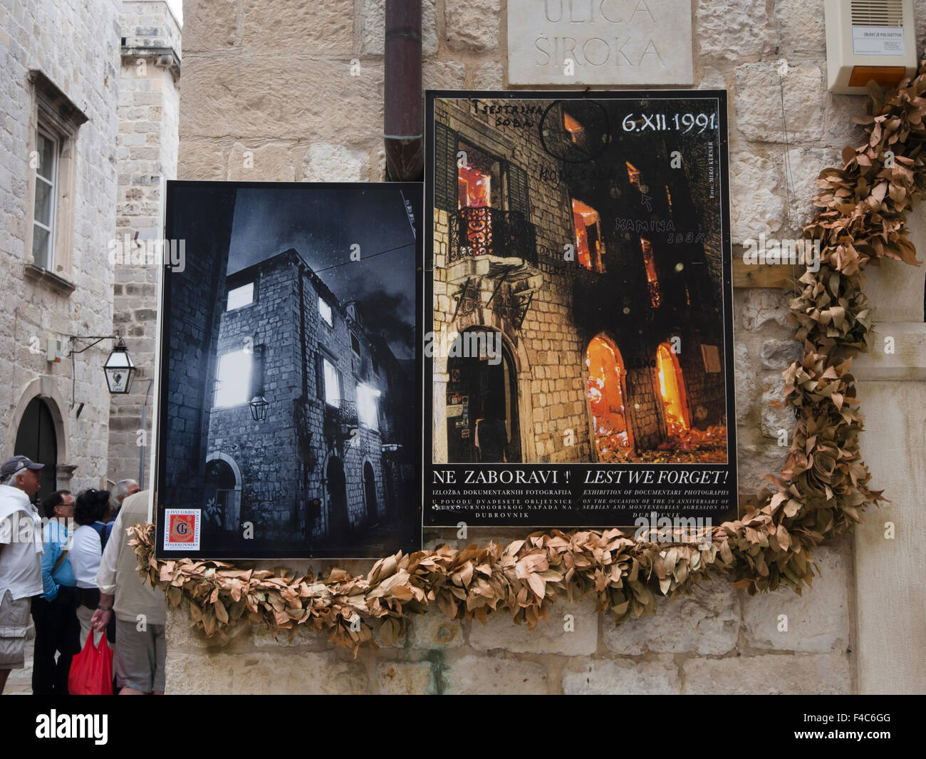 Des photographies sur le mur de la maison dans la vieille ville de Dubrovnik Croatie pour rappeler aux passants de la guerre des Balkans et la souffrance Banque D'Images