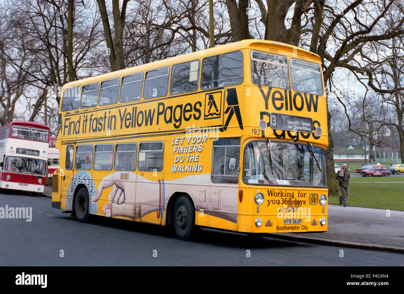 Autobus à deux étages décoré avec des annonces pages jaunes 1980 uk Banque D'Images