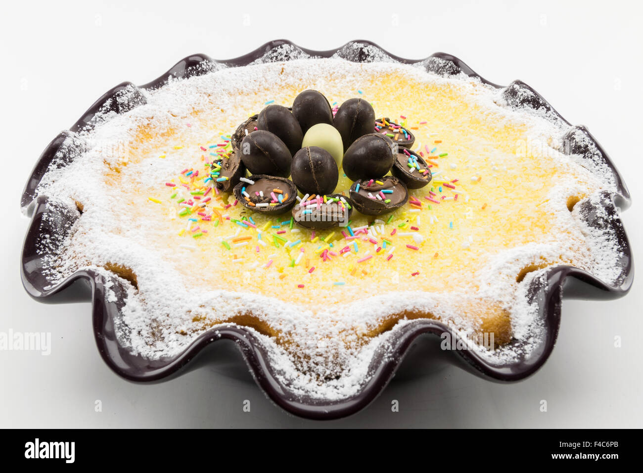 Gâteau de Pâques à la ricotta et au chocolat décoré avec des œufs en chocolat et de sucre en poudre Banque D'Images