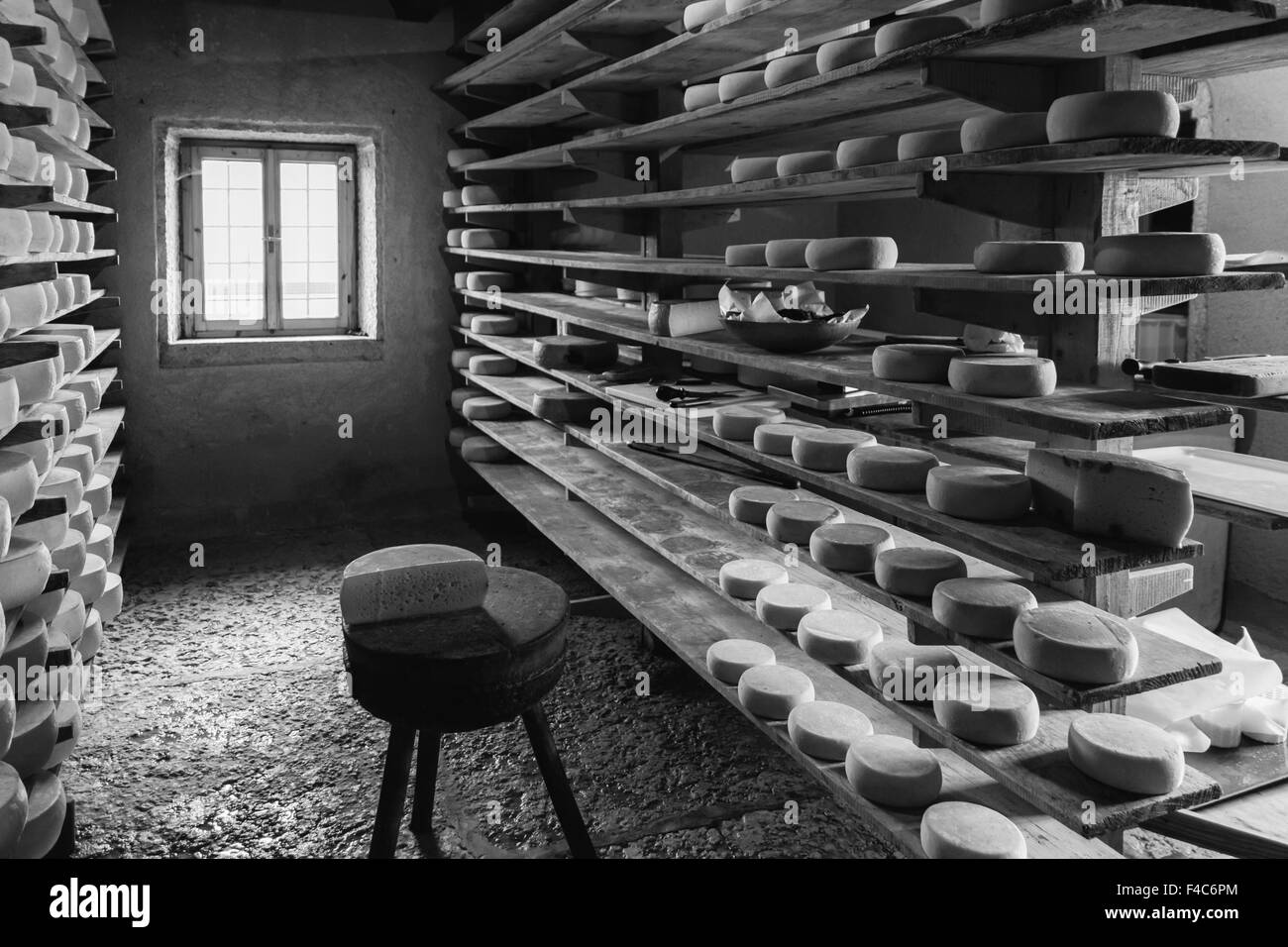 Chalet de montagne qui produit et vend des fromages faits maison. Banque D'Images