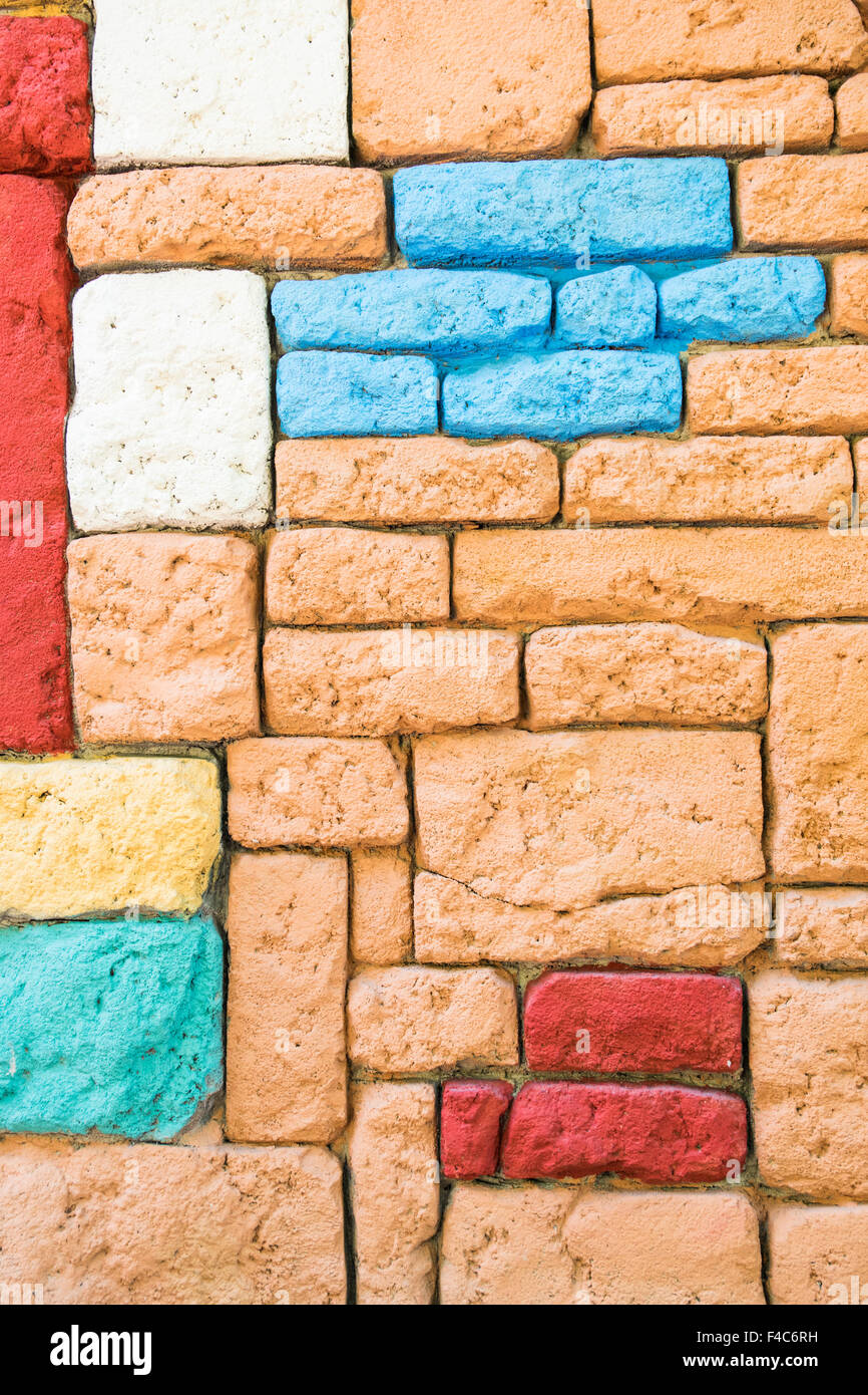 Contexte formé par un mur de pierres de couleur. Banque D'Images