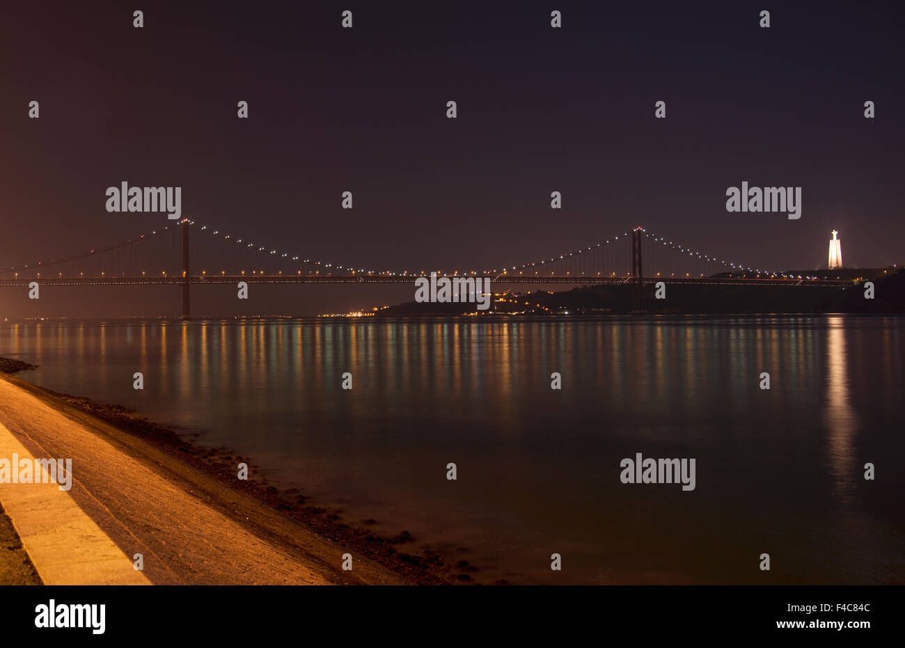 Ponte de Lisbonne 24 avril sur le Tage à Lisbonne par soir Banque D'Images