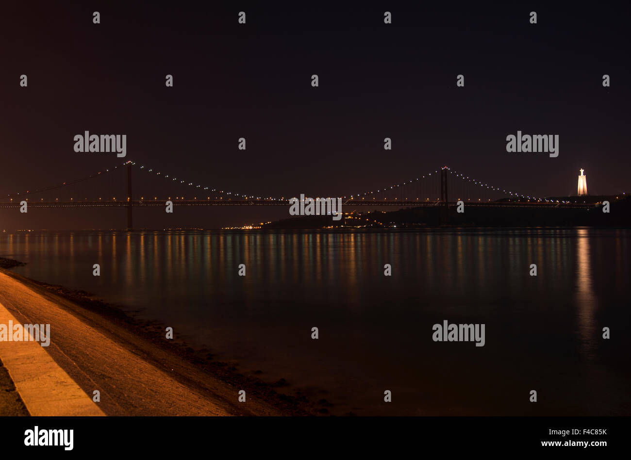 Ponte de Lisbonne 24 avril sur le Tage à Lisbonne par soir Banque D'Images