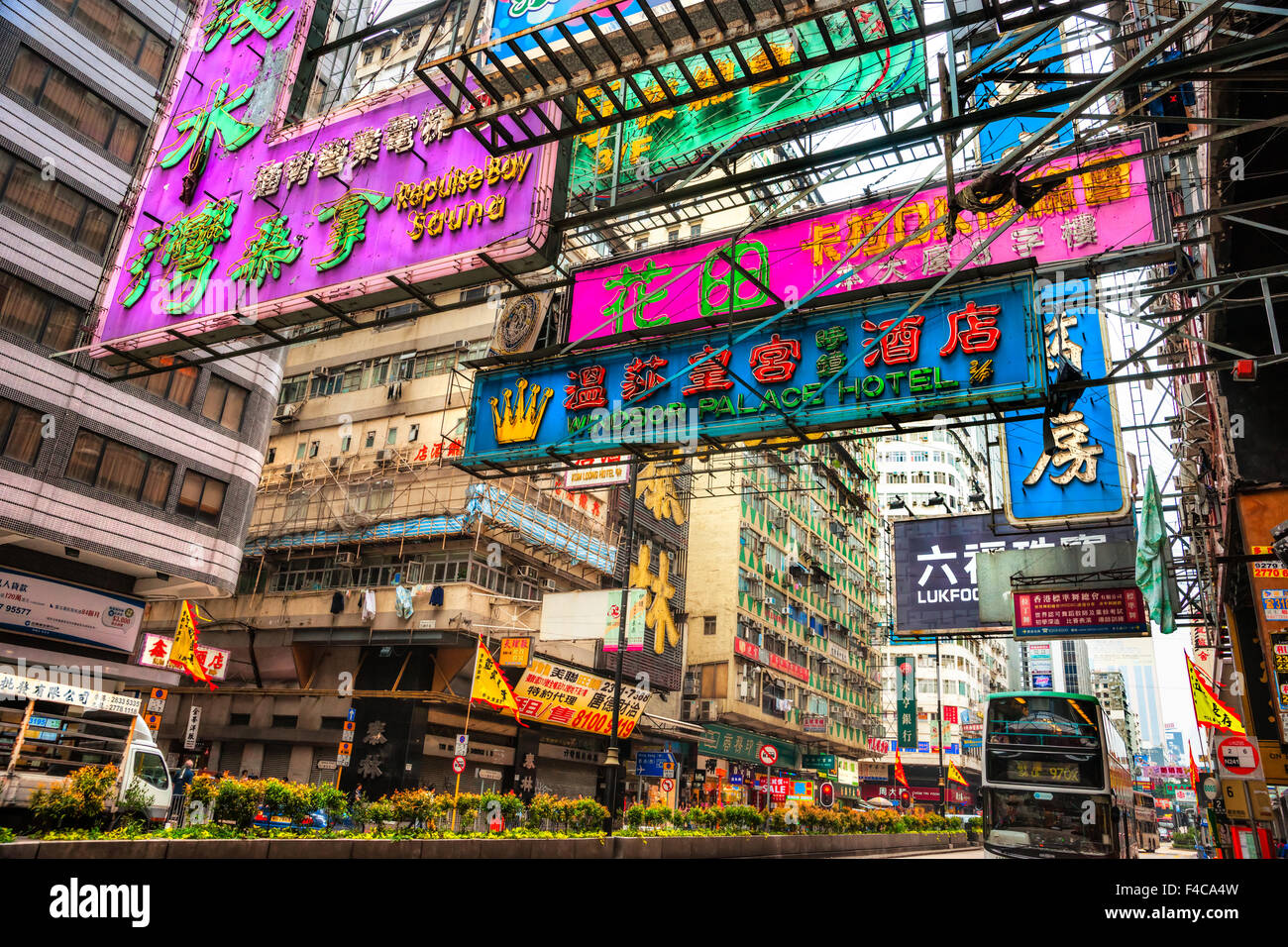 HONG KONG, CHINE - 14 mars : Nathan Road le 14 mars 2013 à Hong Kong. Nathan Road est l'un des plus éclairés au néon en place Banque D'Images