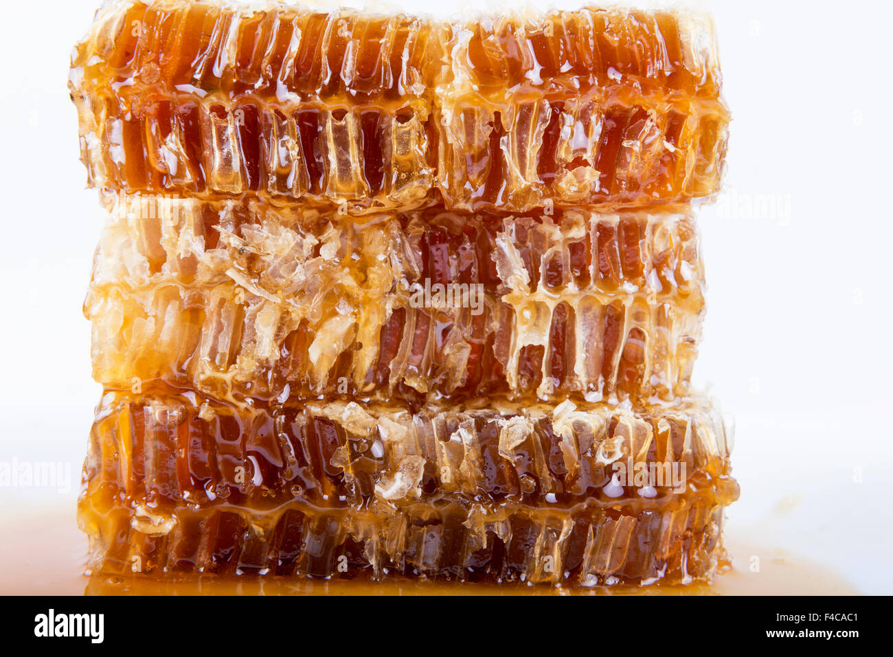 De miel avec du miel sur fond blanc Banque D'Images