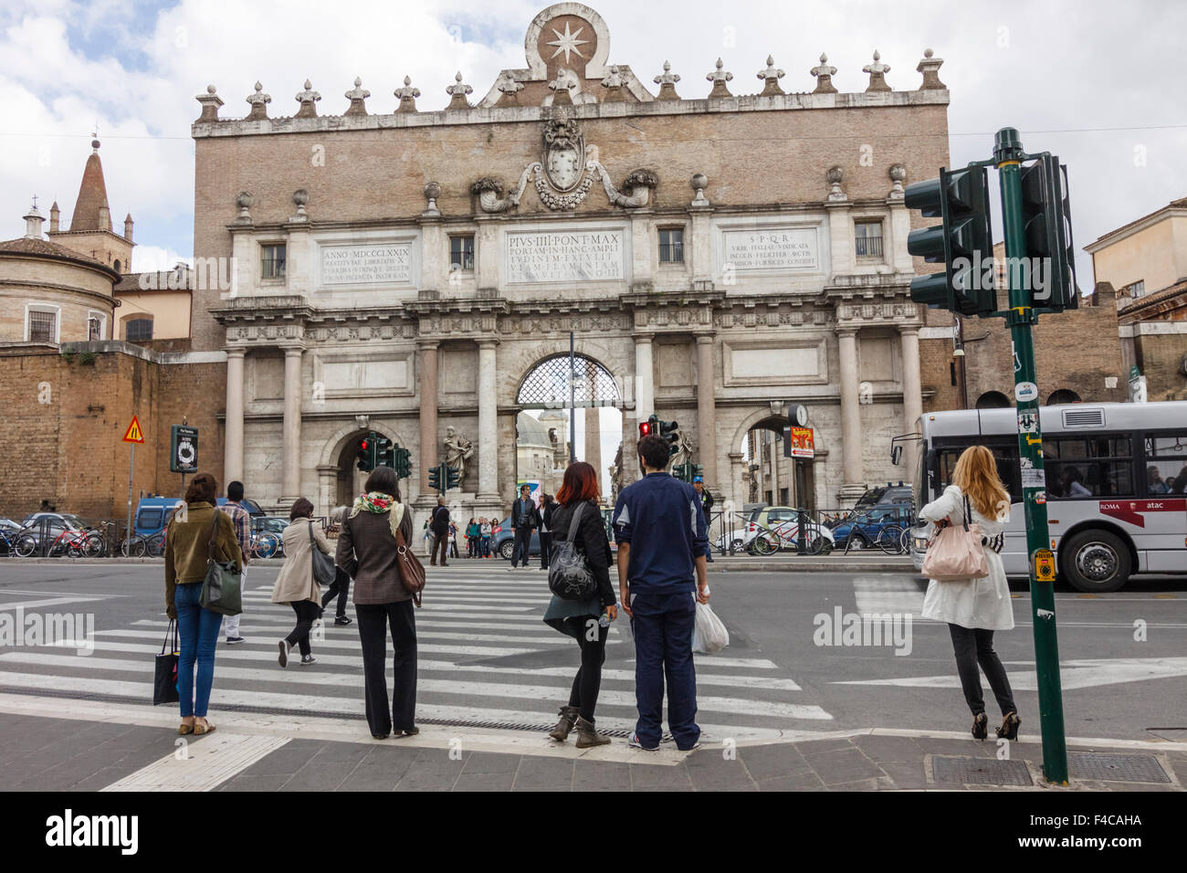 Les gens à côté de Porta del Popolo comme vu à partir de la Piazzale Flaminio de l'autre côté de la Piazza del Popolo, Rome, Italie Banque D'Images