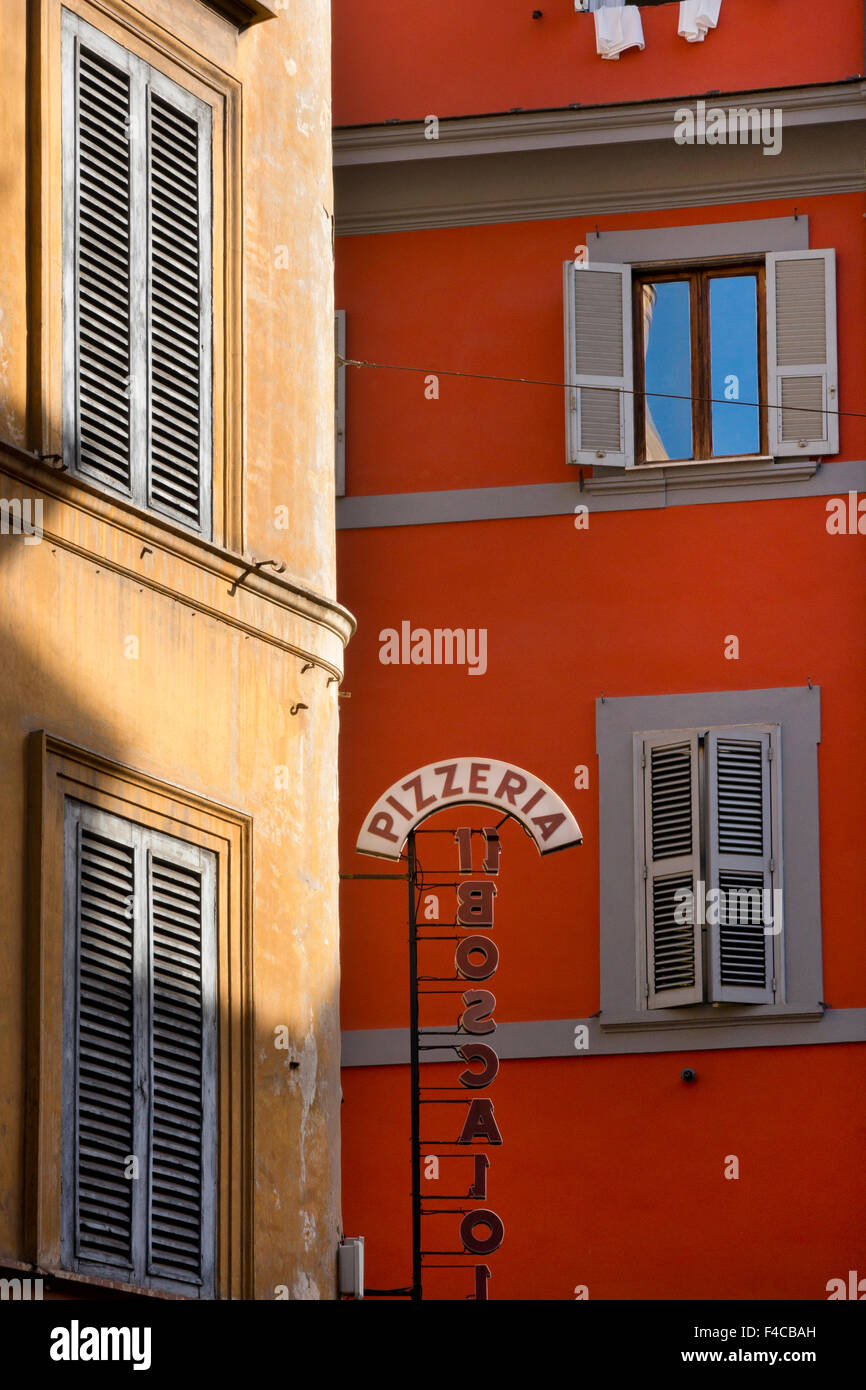 Pizzeria signe et l'architecture typique de Rome, avec pierre de couleur ocre et volets,Rome,Italie,Europe Banque D'Images