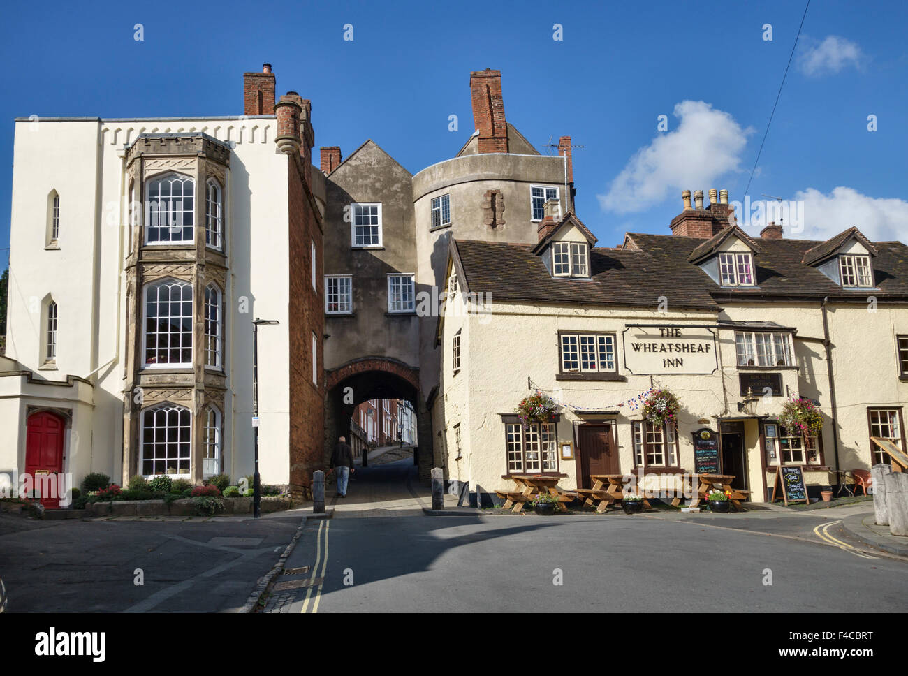 Ludlow, Shropshire, au Royaume-Uni. La cité médiévale porte large (Broadgate) au bas de la rue large a été réalisée sur 1270 Banque D'Images