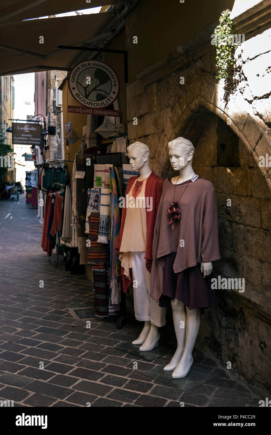 Les mannequins à l'extérieur d'une boutique dans la vieille de La Canée, Crète. Banque D'Images