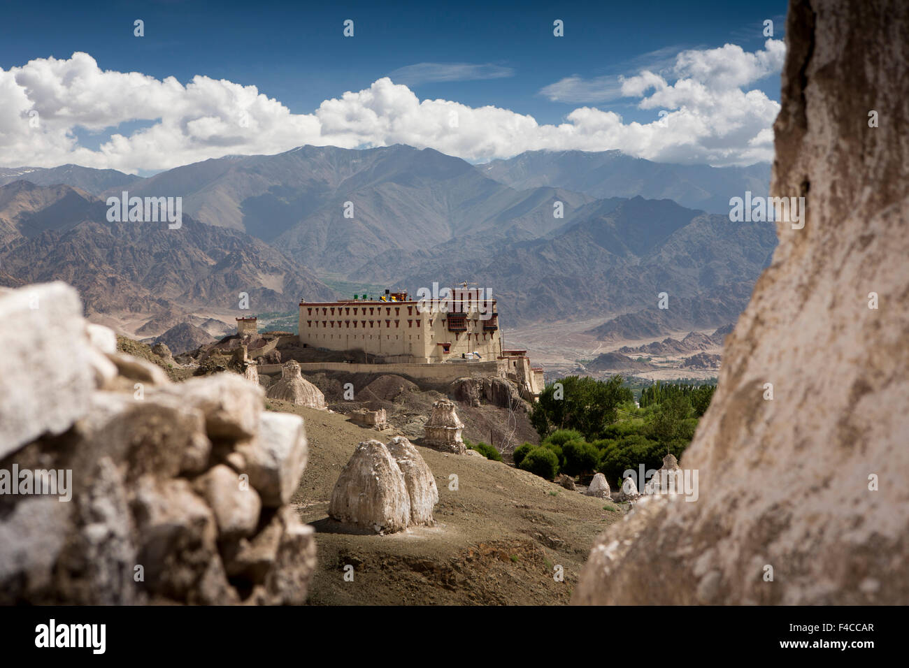 L'Inde, le Jammu-et-Cachemire, Ladakh, Palais Stok, maison d'été de l'ancienne famille royale, maintenant un musée au-dessus de village Banque D'Images