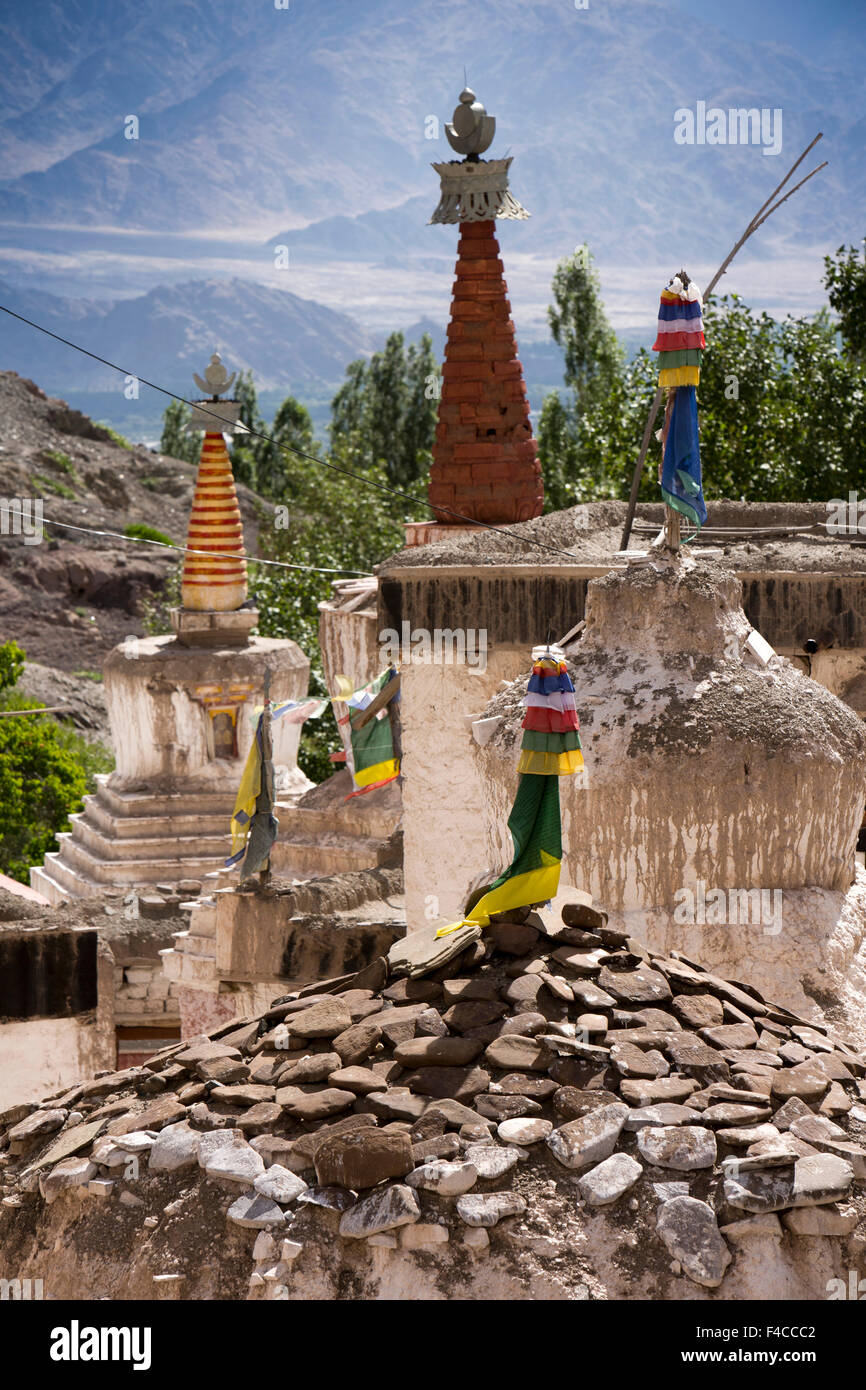 L'Inde, le Jammu-et-Cachemire, Ladakh, Stok gompa, monastère bouddhiste, chortens, les drapeaux de prières et de pierres mani Banque D'Images
