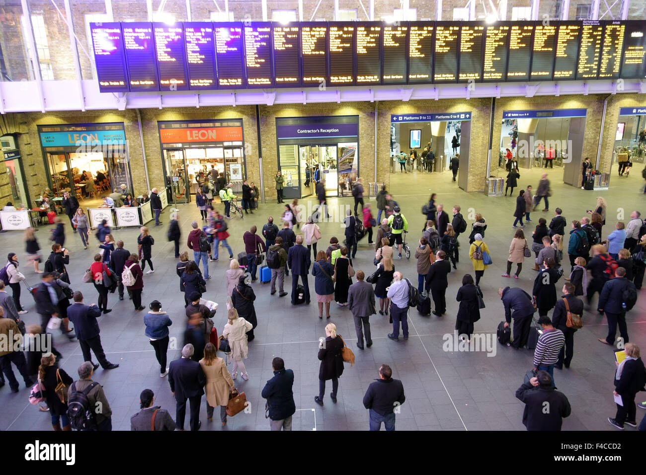 Regarder les passagers dans les départs de la gare de Kings Cross, London Banque D'Images