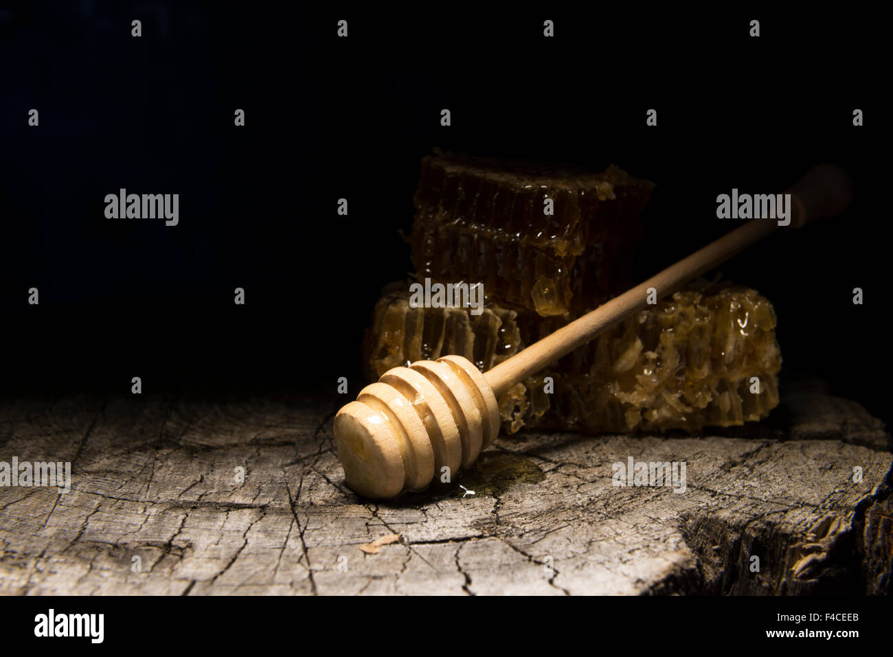 Abeilles et bâton à miel sur fond de bois Banque D'Images