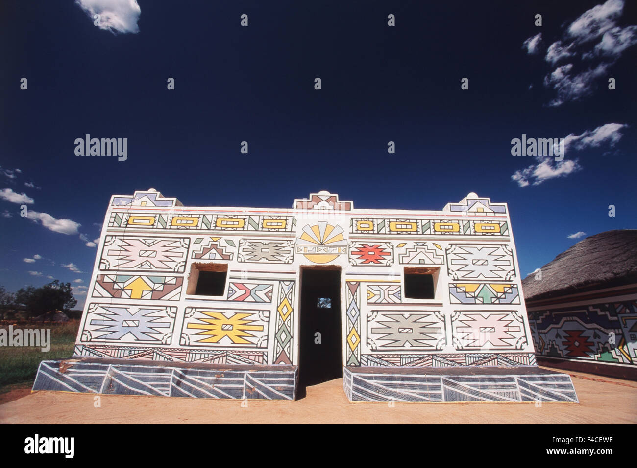 L'Afrique du Sud, Mpumalanga, Loopspruit, Ndebele village traditionnel Ndebele peintes chambre. Tailles disponibles (grand format) Banque D'Images