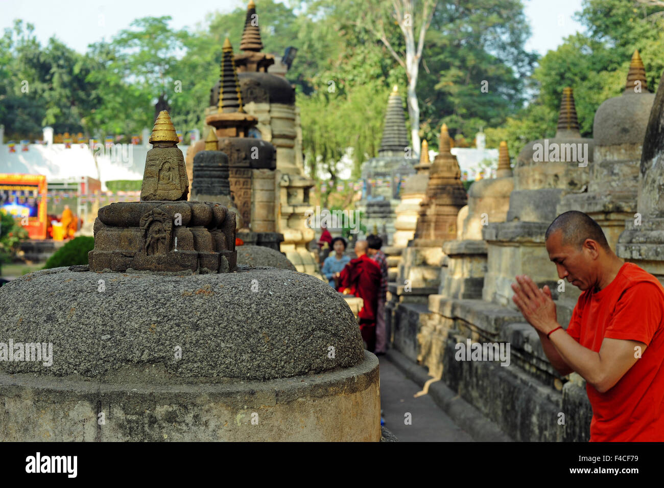 L'Inde, le Bihar, Bodh Gaya, UNESCO World Heritage Site, complexe du Temple de la Mahabodhi (grand éveil) Temple, temple bouddhiste où Siddhartha Gautama, le Bouddha, atteint l'illumination, les moines priant Banque D'Images