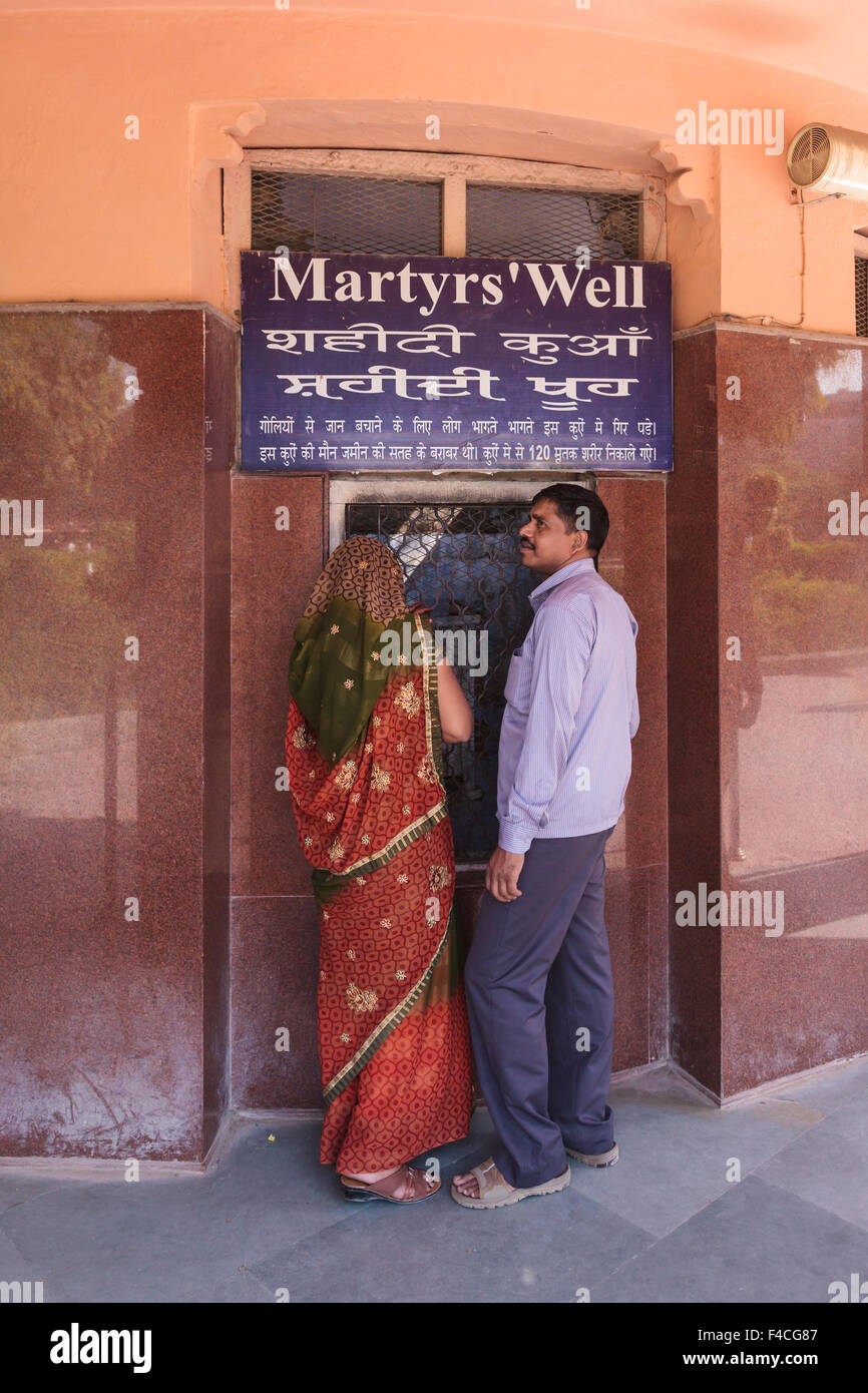 L'Inde, Punjab, Amritsar. Les touristes au bien des Martyrs au mémorial de Jallianwala Bagh. Banque D'Images