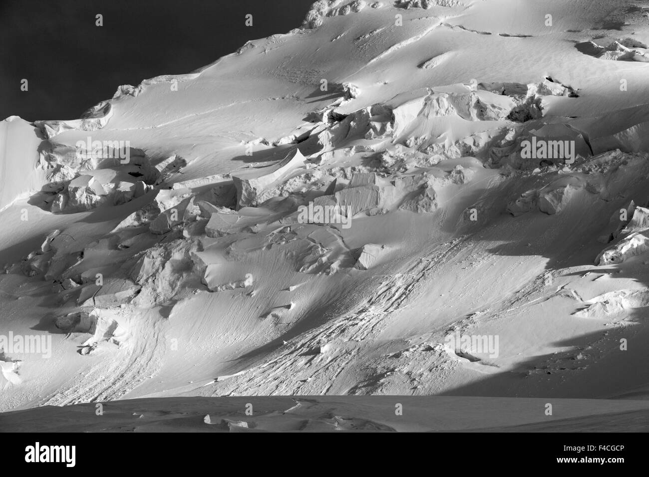 L'Antarctique, l'Île Anvers, Coucher de soleil en éclats des feux de surface entre les sommets des montagnes le long glacier Neumayer Channel. Banque D'Images