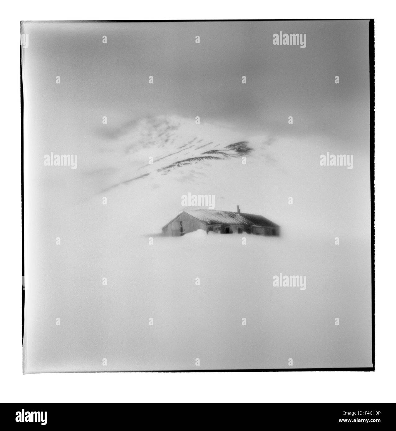 L'Antarctique, l'Île Déception, Blurred image en noir et blanc de bâtiment en bois abandonnés à Whalers Cove (grand format formats disponibles). Banque D'Images