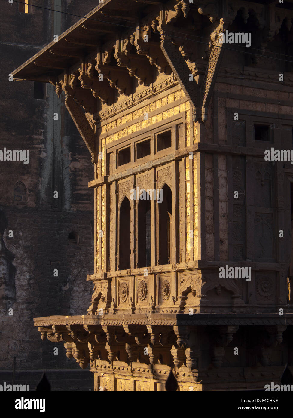 Travail de précision à Jal Mandir ou Jal Mahal, son pavillon de l'eau maintenant tarie, à Bijapur, Karnataka, Inde. Banque D'Images