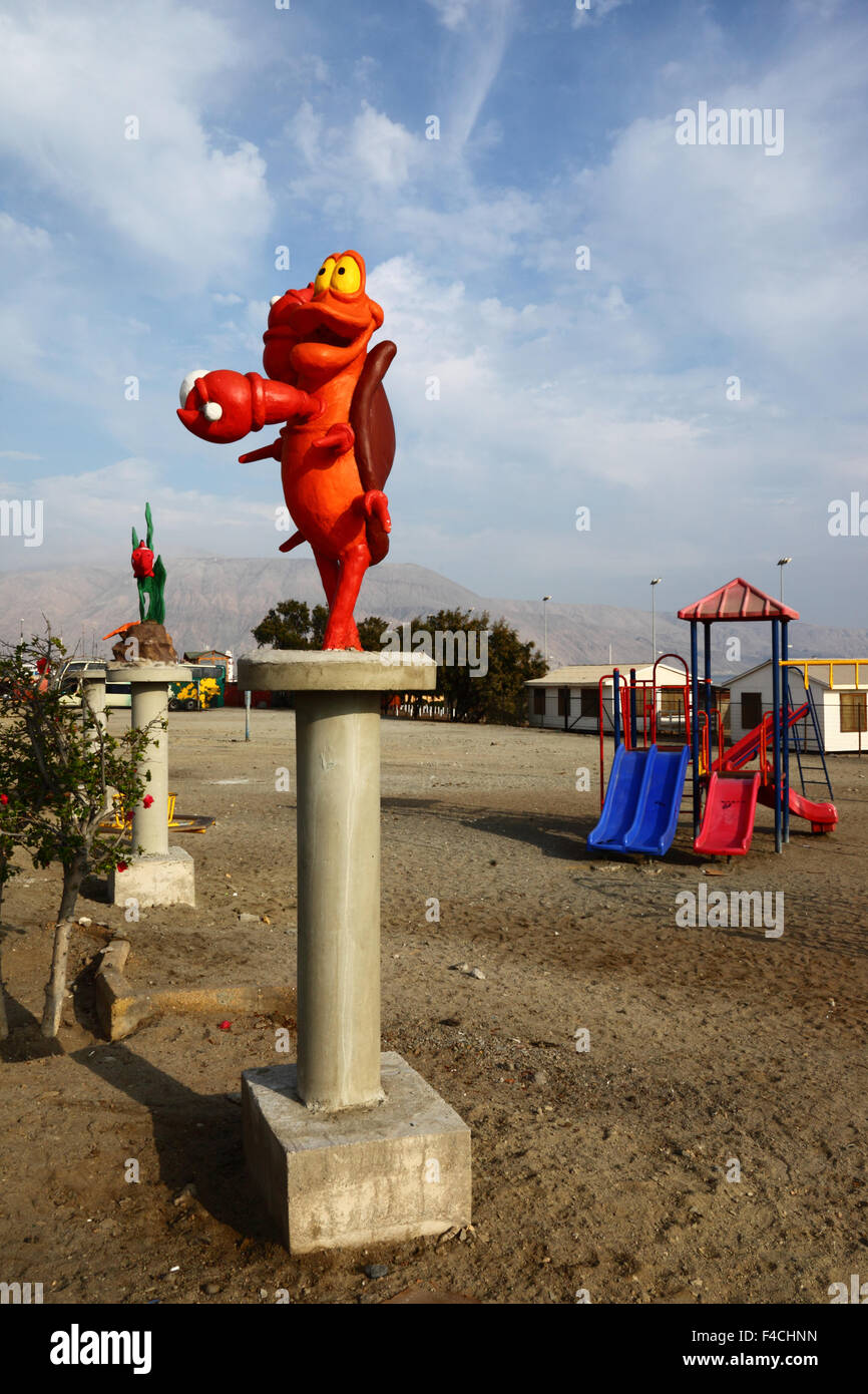 Sculpture géante de crevettes en métal du film Finding Nemo dans une aire de jeux pour enfants, Mejillones, Región de Antofagasta, Chili Banque D'Images