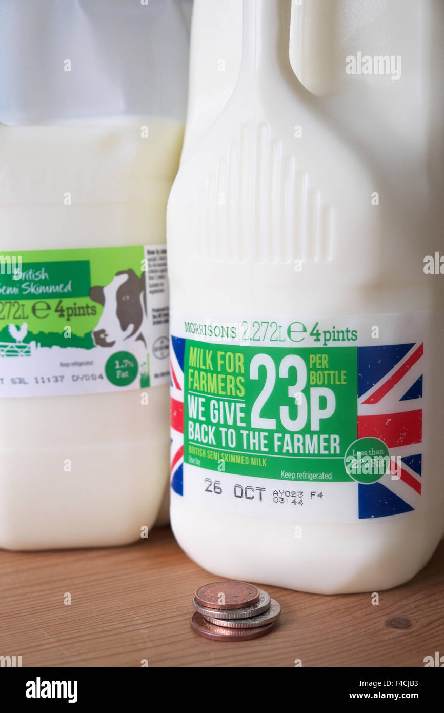 UK. 16 octobre 2015 - supermarché Morrisons ont introduit leur propre marque 'Milk pour les produit. Le consommateur peut choisir de payer un supplément de 23 pence pour une 4 bouteille, payer £1.12p au total. L'utilisation des 23p sera retourné par Morrisons directement au secteur laitier. Les acheteurs peuvent s'ils le désirent acheter le même produit à Morrisons pour seulement 89p avec pas d'argent doit être retourné à l'industrie laitière. Banque D'Images