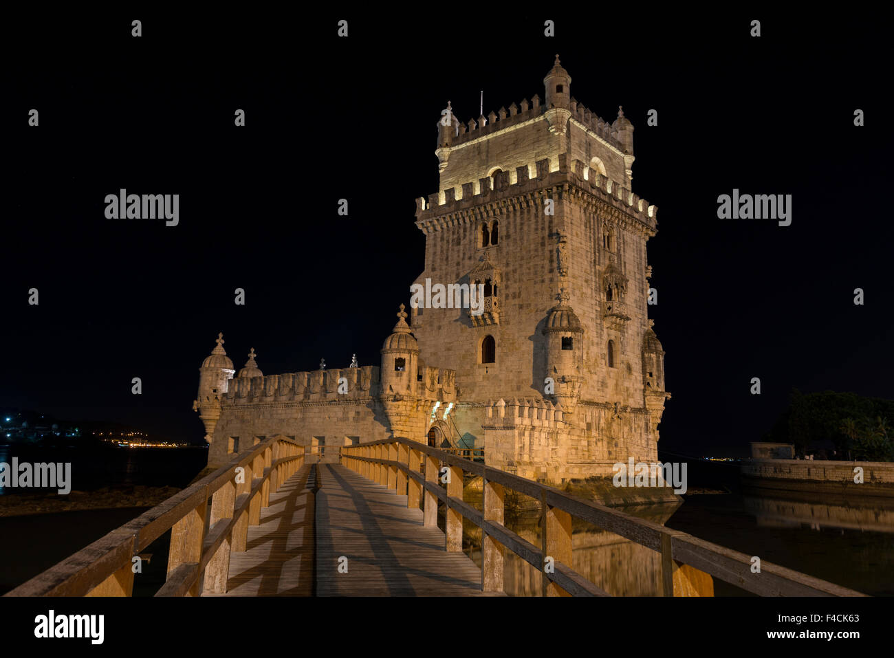Lisbonne, Portugal à la Tour de Belém sur le Tage par nuit Banque D'Images