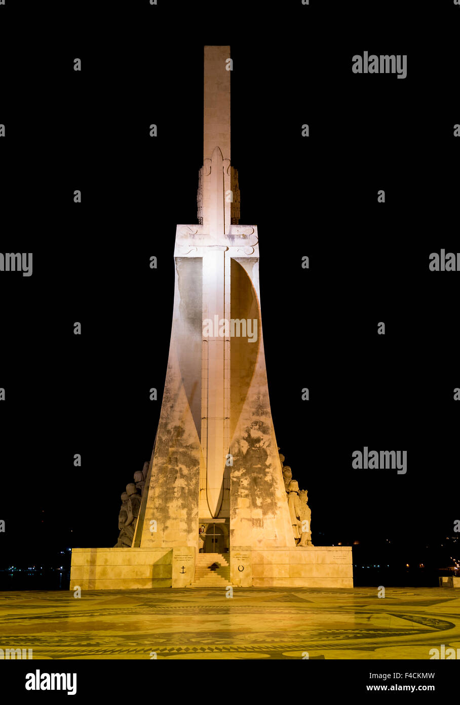 Padrao dos Descobrimentos (Monument des Découvertes) est un monument situé sur la rive nord de l'estuaire du Tage à Lisbonne Banque D'Images
