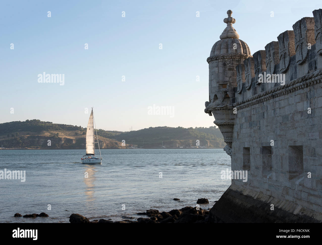 Schip est la voile sur le Tage en face de la tour de Belém à Lisbonne Portugal Banque D'Images