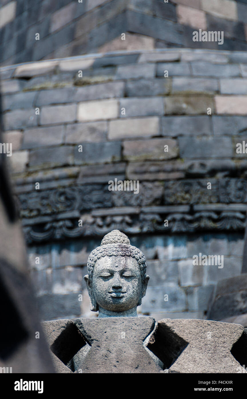 Tête de Bouddha en pierre dans Borobudu au stupa Banque D'Images