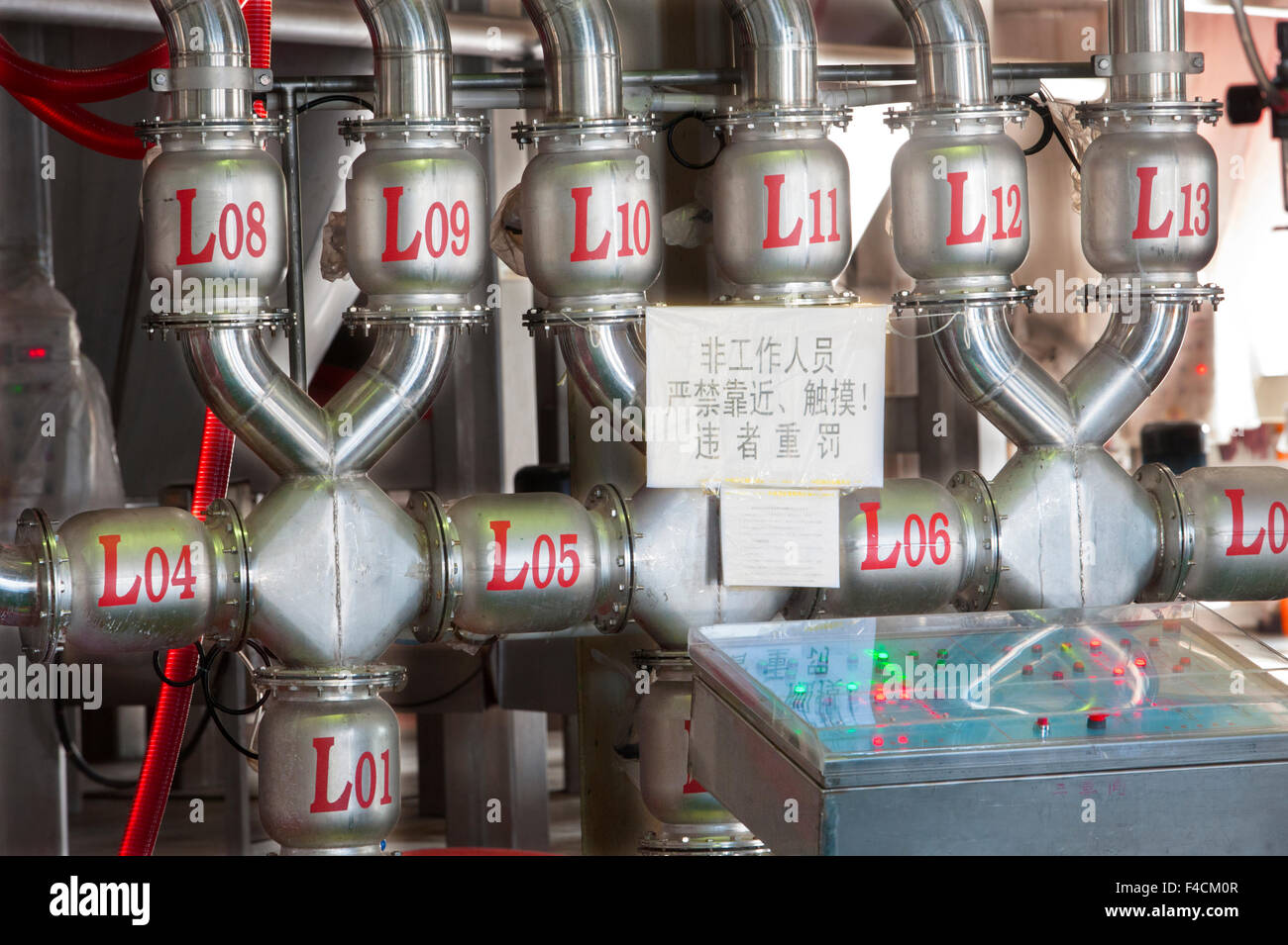 La Chine, le Xinjiang, Manas. Un labyrinthe de tuyaux numérotés conduisent à d'énormes réservoirs de fermentation en acier inoxydable à Citic Winery. Banque D'Images