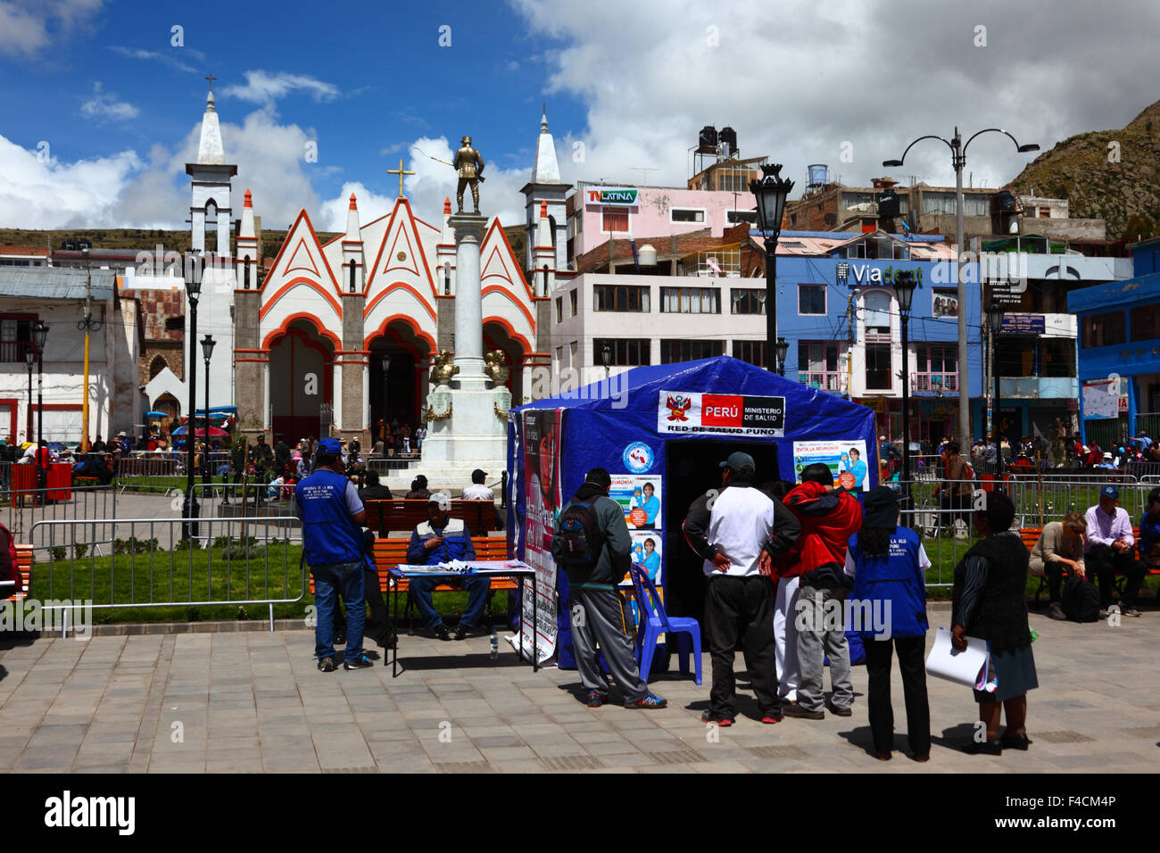 Service de santé temporaire clinique en tente, sanctuaire Virgen de la Candelaria en arrière-plan, la place de Pino, Puno, Pérou Banque D'Images