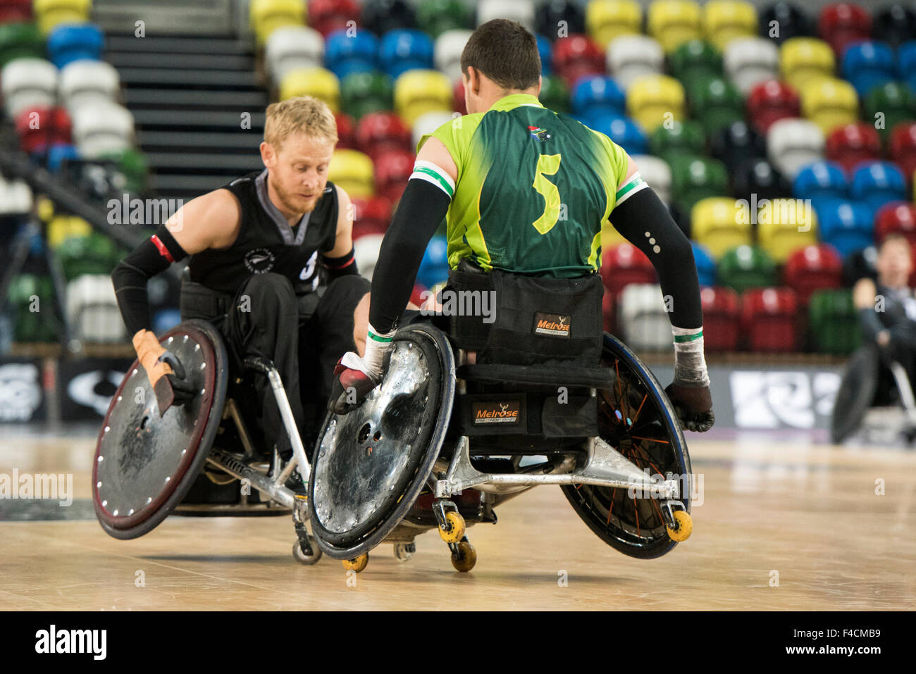 Londres, Royaume-Uni. 16 octobre, 2015. La descente de l'Afrique du Sud, et Erasmus Adam Wakeford de Nouvelle-zélande entrent en collision au cours de la BT World Wheelchair Rugby Challenge 2015 7ème/8ème match play off entre la Nouvelle-Zélande et l'Afrique du Sud à la zone de cuivre Arena le vendredi 16 octobre 2015. Credit : Brandon Griffiths/Alamy Live News Banque D'Images